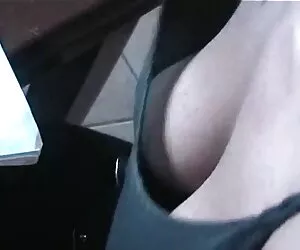 Femme de ménage sex mere avec son fils aux seins naturels énormes se fait pilonner