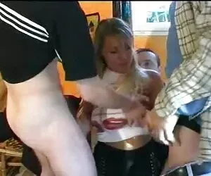 SOLOGIRLSMANIA Beauté blonde en chaleur meres baisees montrant sa chatte rasée
