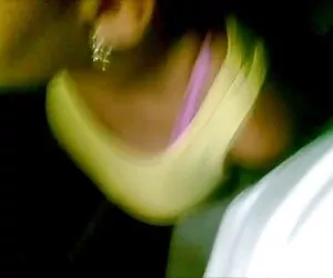 Babe désirable maman sexy avec son fils reçoit oral et sa bite
