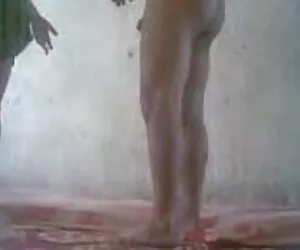 Belle brune rasée cameltoe se frottant la chatte maman sexy avec son fils avec un gode