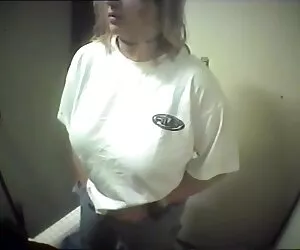 Pris nu sous la video xxx mere et fils douche par une caméra espion