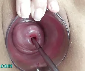 Une coquine laisse sortir ses seins pendant video sexe mama qu'elle nettoie le plat