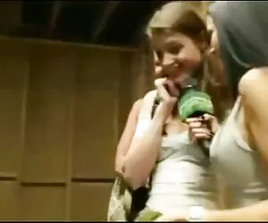 Petite mature sex famme et son fils Isis glisse sa douce chatte sur une longue bite