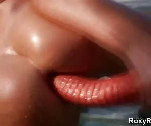 Un mec blanc chanceux baise porno mom et fils deux modèles asiatiques dans leurs trous serrés