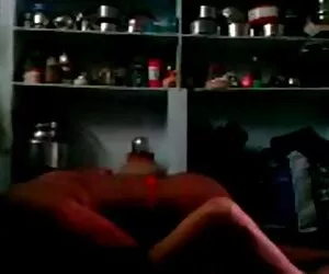 Un jeune homme sex entre mer et fils peut faire ce qu'il veut