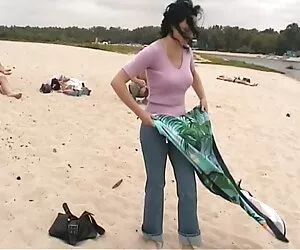 Belle brune aux gros seins video de sexe avec sa mere naturels seins gros mamelons durs