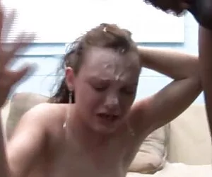 AMATEUR EURO - Insatiable Blondie la mere et la fille porn veut plus qu'une bite