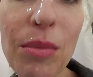 Shy Maid Honor May se déshabille au doigt pour jouir en bas de grand meres xxx nylon