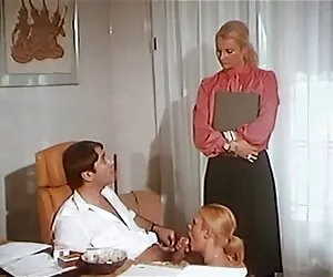Ce cul est à tomber par terre et elle gicle sexe avec sa grand mere
