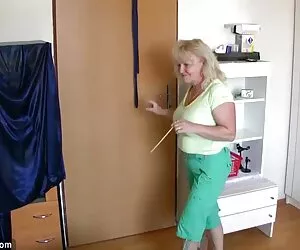 LOAN4K. Un agent de crédit sérieux perce le trou sex fils et mere du cul d'une jolie brune