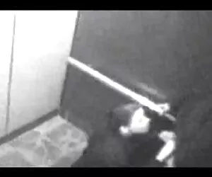 Une ado sex entre mere et fille japonaise se doigte en jouant avec des mamelons