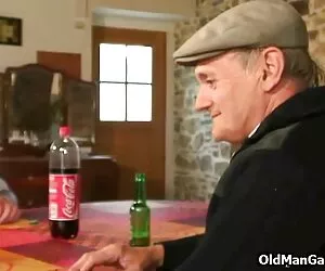 OldNannY Deux lesbiennes matures et des sexe entre mère et fille jouets sexuels en latex