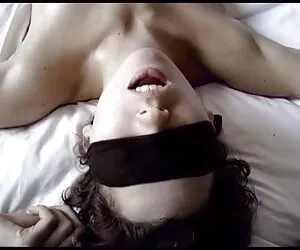 Beauté exotique Jane aux tétons percés et video sexe entre mere et fille à la chatte noire